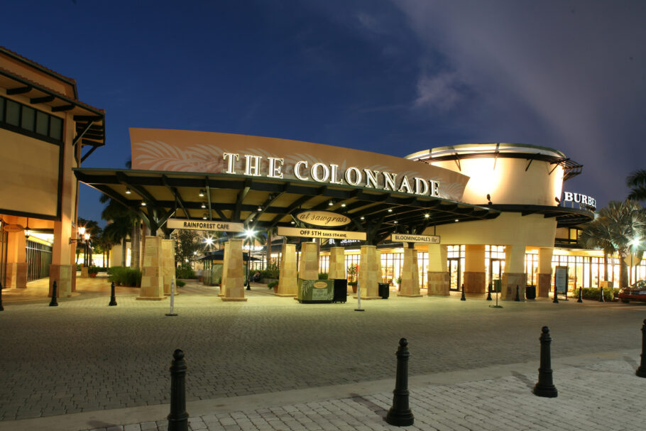 The Colonnade Outlets, que reúne dezenas de grifes de luxo, além de sete restaurantes para refeições ao ar livre