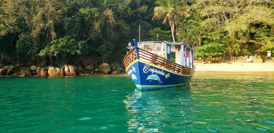 Passeio de barco até a Ilha das Couves, em Ubatuba, é atração no litoral norte de SP