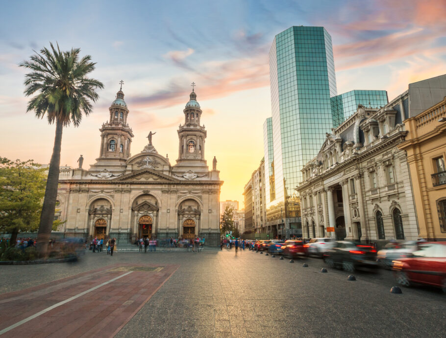 Praça Plaza de Armas e Catedral Metropolitana de Santiago ao pôr do sol – Santiago, Chile