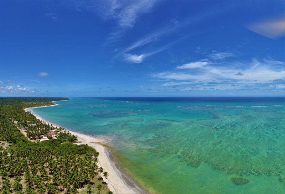 Ótimo cenário de praia. Praia paradisíaca com água cristalina e linda vista para o mar. Caribe brasileiro. São Miguel dos Milagres, Alagoas, Brasil.