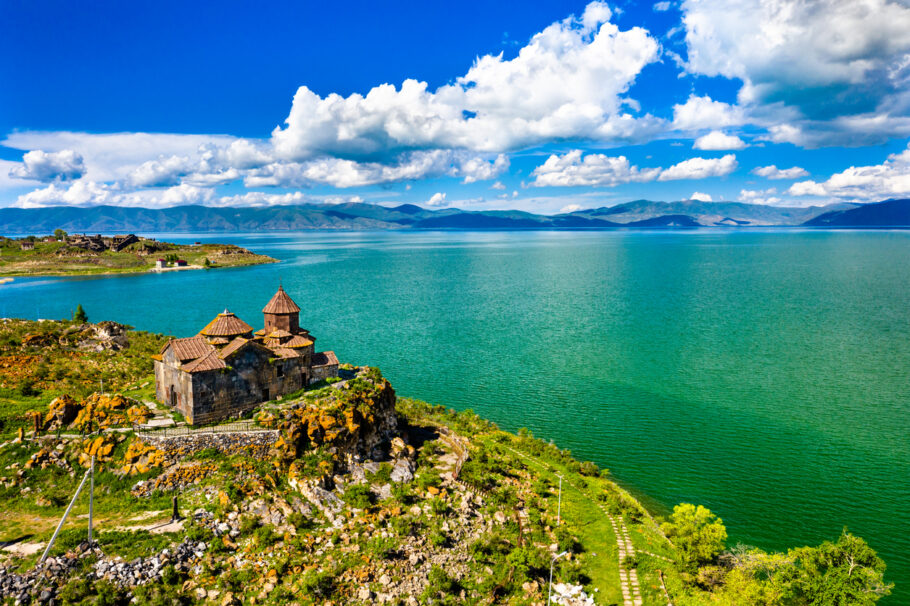 Vista aérea do mosteiro Hayravank às margens do lago Sevan, na Armênia