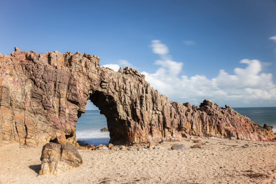 The postcard of Jericoacoara, the Holed Stone seats in the east part of the Village.
Vista do marco natural em um dia ensolarado em Jericoacoara