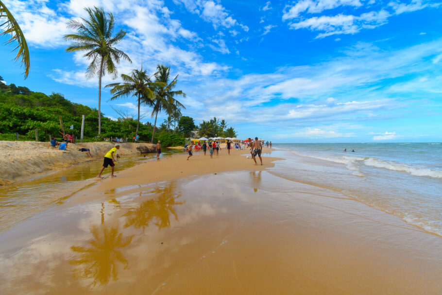 Arraial d’Ajuda, Porto Seguro, BA, Brasil – 04 de janeiro de 2023: vista da Praia do Mucuge, uma praia turística no nordeste do Brasil.