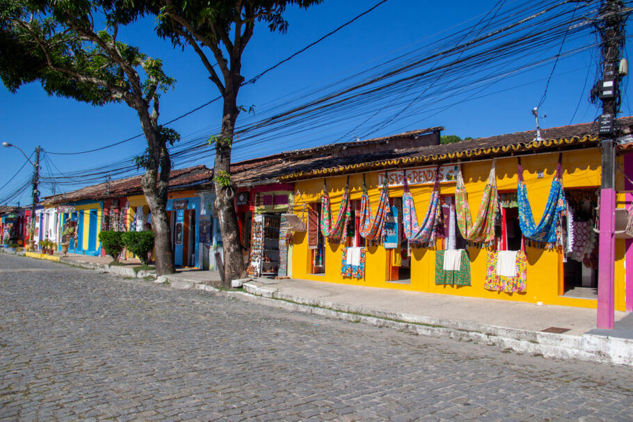 ARRAIAL D´AJUDA – PORTO SEGURO, BAHIA, BRASIL: Centro histórico de Arraial d’Ajuda e suas lojas de artesanato.