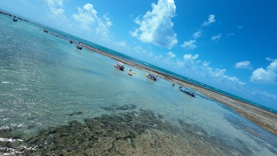 Piscina natural em São Miguel dos Milagres, em Alagoas, Brasil. Água da Baía dos Recifes de Coral.