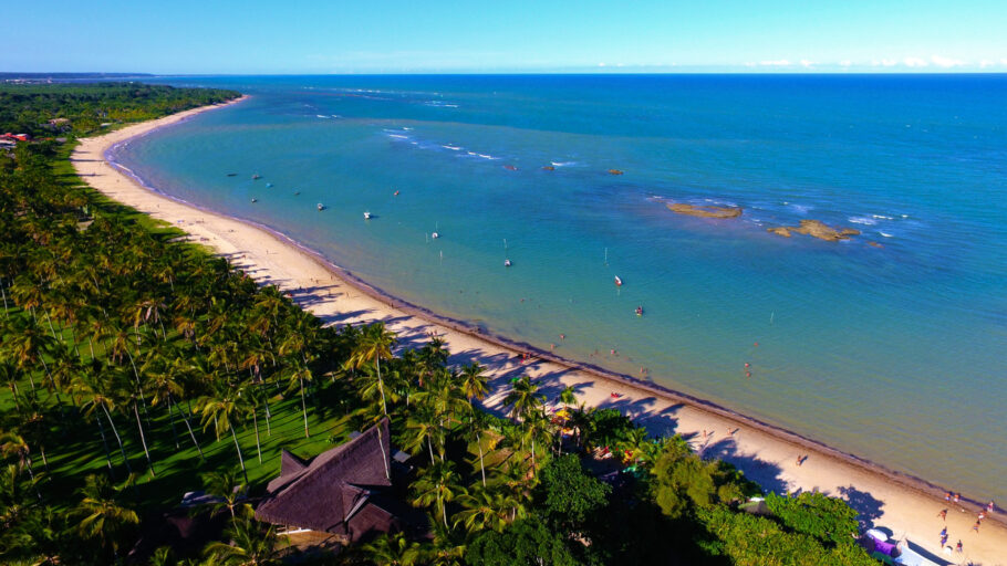 Cenário de praia tropical de verão na Bahia, Brasil. Ponto turístico da Praia de Arraial Dajuda no Nordeste Brasileiro, perto da Praia de Trancoso e da Praia de Corumbau.