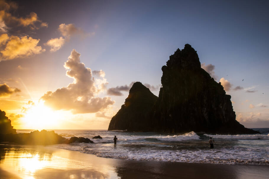 A bela praia da Cacimba do Padre, em Fernando de Noronha (PE); destino é ideal para viajar em agosto