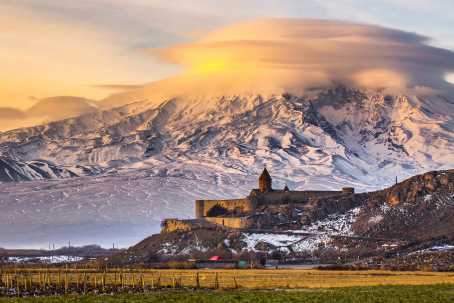 Nascer do sol sobre Ararat na Armênia com o Mosteiro Khor Virap