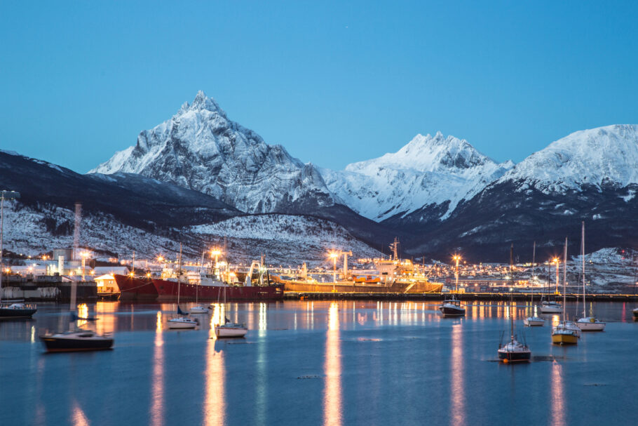 Vista incrível da cidade de Ushuaia à noite, a cidade mais ao sul do mundo na Patagônia, Argentina, América do Sul