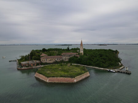 A pequena Ilha Poveglia foi usada como centro de quarentena de pragas e, posteriormente, como hospital psiquiátrico.