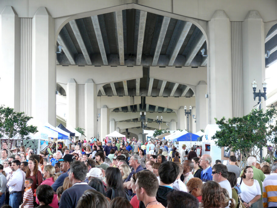 O Riverside Arts Market ocorre debaixo de uma ponte