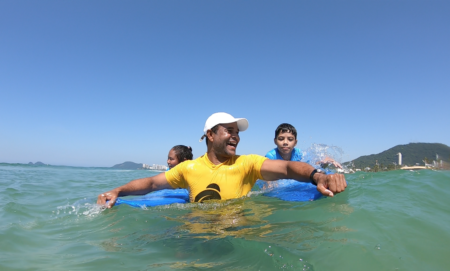 Bicampeão de surfe promove cidadania e inclusão para crianças no Guarujá