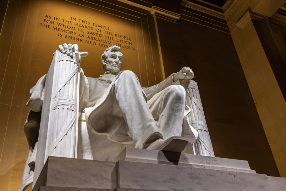 A imponente estátua de Abraham Lincoln, em Washington, DC