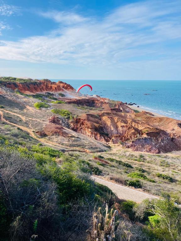 Algumas praias são ideais para prática de esportes aquáticos como kitesurf.