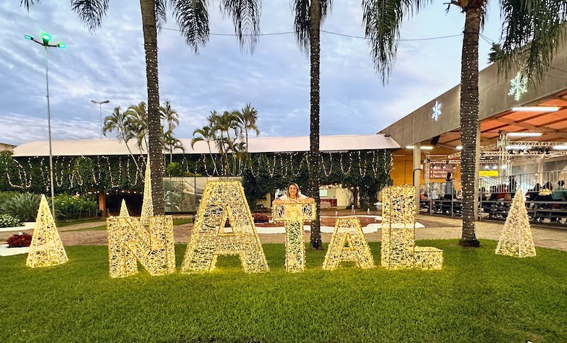 Um dos letreiros iluminados do Natal de Holambra