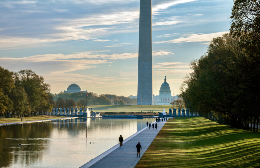 Visitantes caminham pelo National Mall, em Washington DC