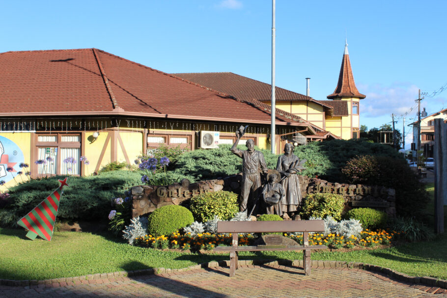 Escultura em homenagem aos colonos alemães em Nova Petrópolis, na Serra Gaúcha