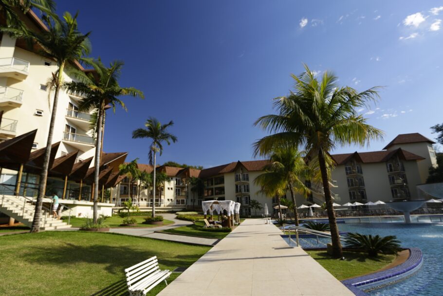 Vista das piscinas deck e lounges do Recanto Cataratas