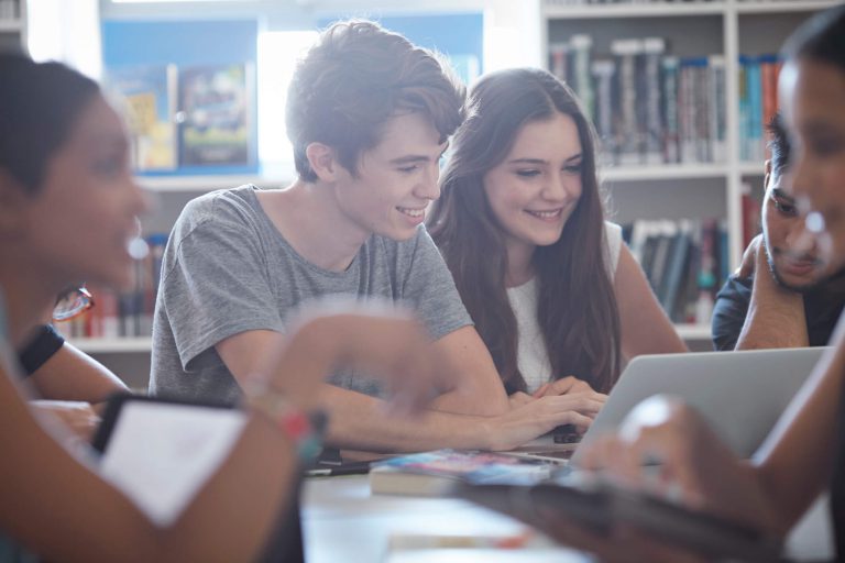 Aprendizagem adaptativa é uma metodologia pedagógica que propõe personalizar o ensino de acordo com as necessidades de cada estudante