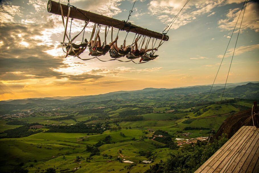 O balanço oferece uma bela vista da Serra da Mantiqueira