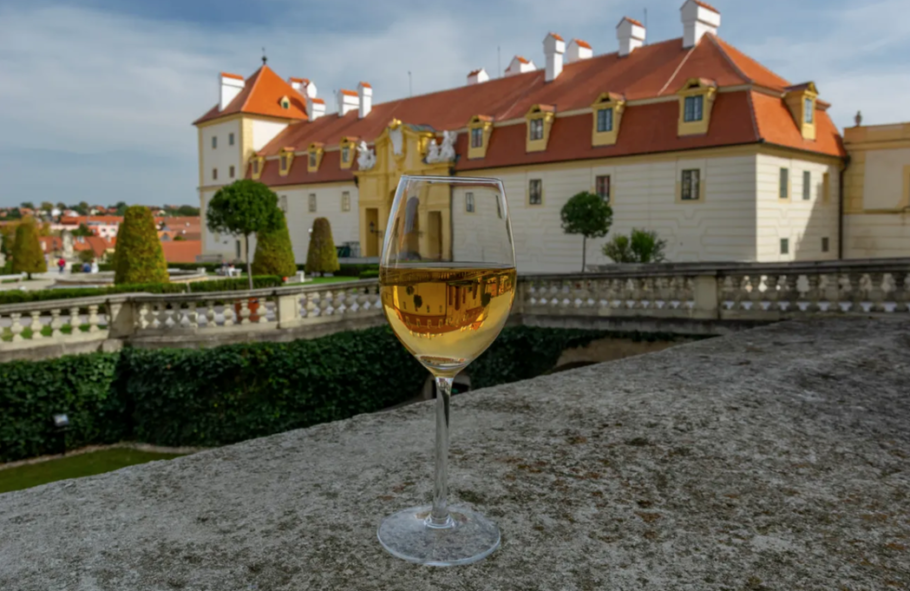 Para os amantes do vinho branco, a cidade histórica de Znojmo é um destino obrigatório