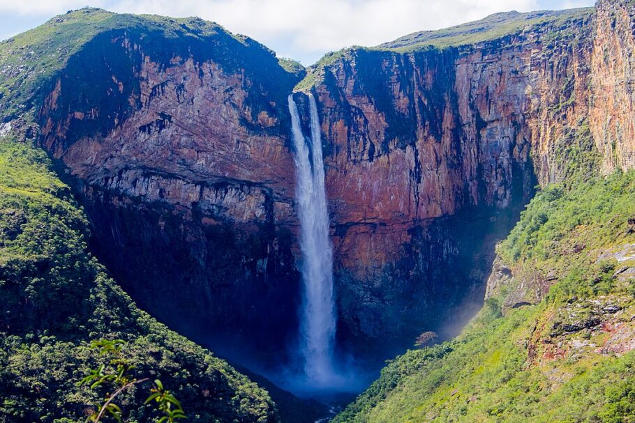 Vista frontal da Cachoeira do Tabuleiro, em Conceição do Mato Dentro