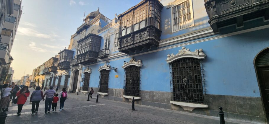 Casarões em estilo colonial no Centro Histórico de Lima