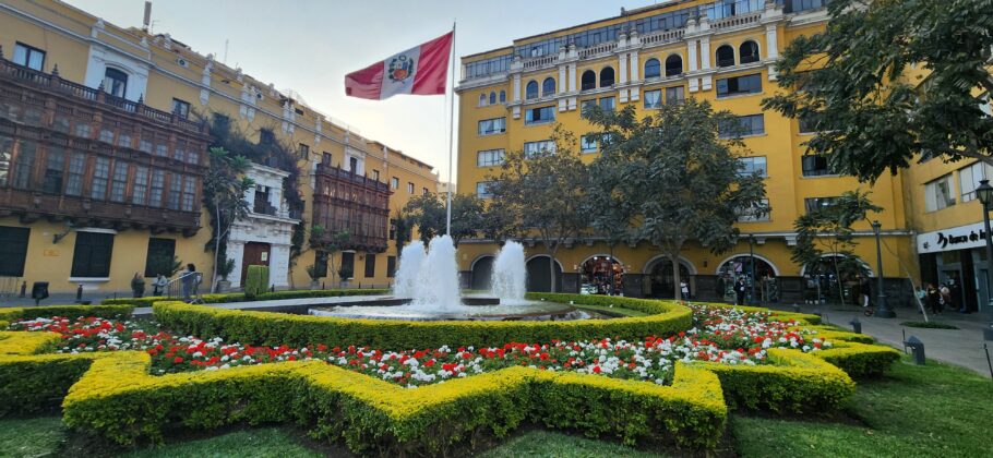 Praça no Centro Histórico de Lima