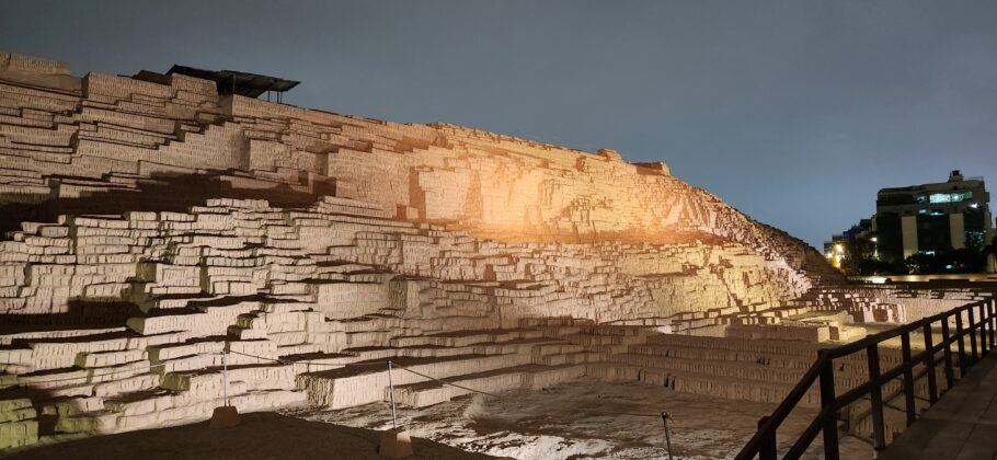 Huaca Pucllana abriga ruínas e vestígios do povo Lima