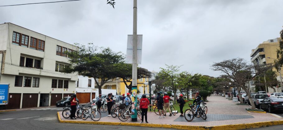 Turistas durante tour de bike pelo bairro Barranco