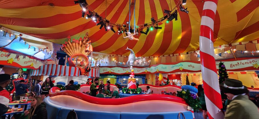 Interior do restaurante Circus McGurkus, na área temática Seuss Landing