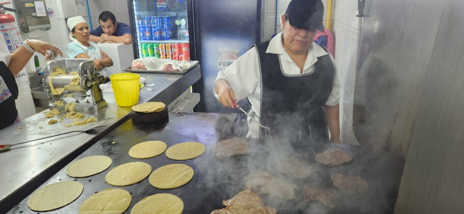 Preparação de tacos no El Califa em León, taqueria com estrela Michelin