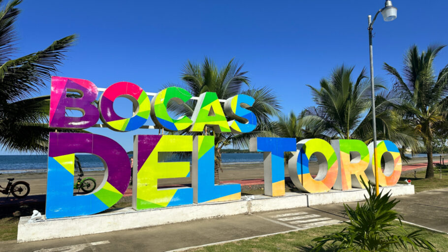 Passeio de bike corta a Isla Colon, em Bocas del Toro, do centro da ilha até a praia Bocas del Drago