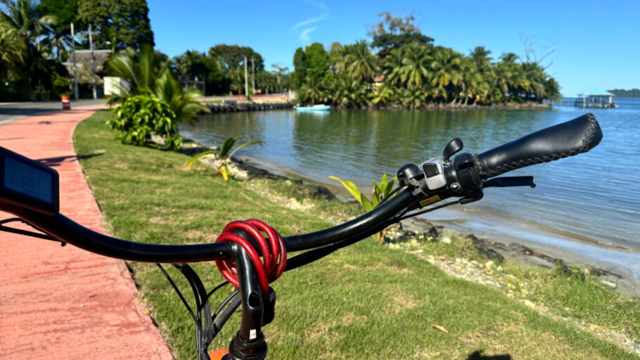 Passeio de bike corta a Isla Colon, em Bocas del Toro, do centro da ilha até a praia Bocas del Drago