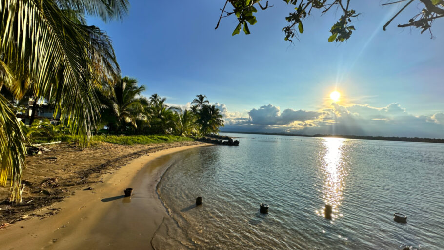 Passeio de bike corta a Isla Colon, em Bocas del Toro, do centro da ilha até a praia Bocas del Drago (acima)