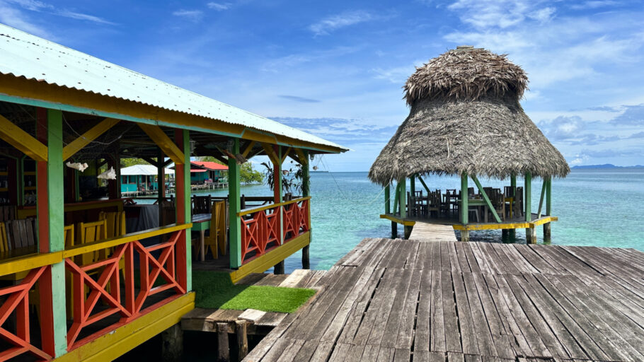 Restaurante sobre palafitas para almoço antes da visita a Zapatilla Keys, em Bocaso del Toro; veja mais fotos