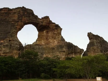 É possível contemplar a famosa Pedra Furada, monumento geológico e cartão-postal do parque.