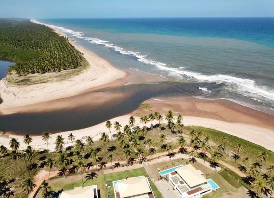 A praia do Baixio se estende desde a foz do rio Subaúma totalizando 16 km de litoral