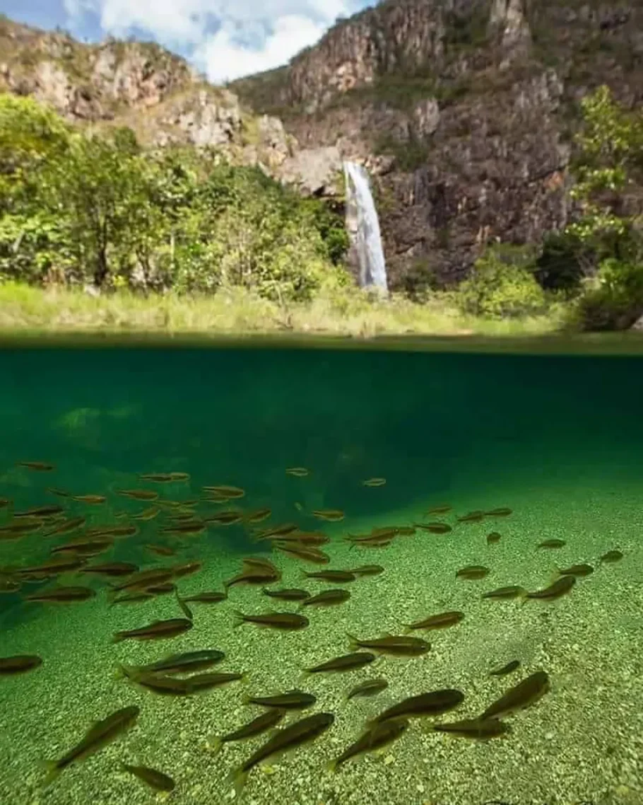 Uma das mais altas cachoeiras da Serra da Canastra, possui 90 m de queda livre em negativo