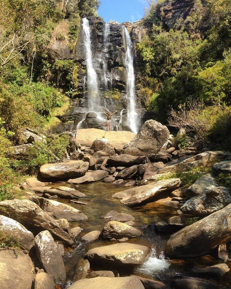 Com cerca de 30 m de queda livre de água cristalina, a Cachoeira dos Garcias é formada pela junção de dois ribeirões