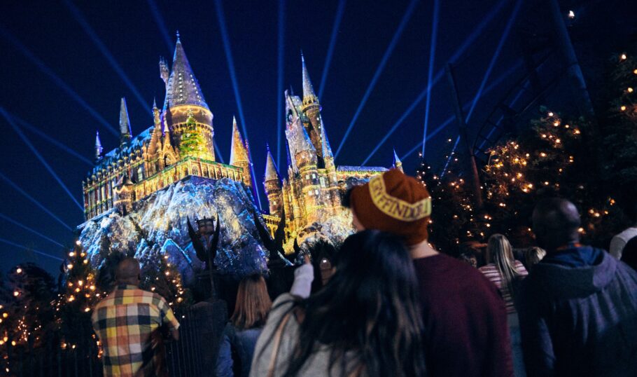 Show de luzes e projeções no castelo de Harry Potter, em Hogsmeade