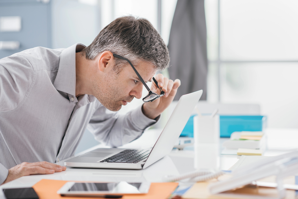 Exames oftalmológicos regulares, uso de lentes corretivas e medidas para prevenir lesões oculares – stockasso/Depositphotos