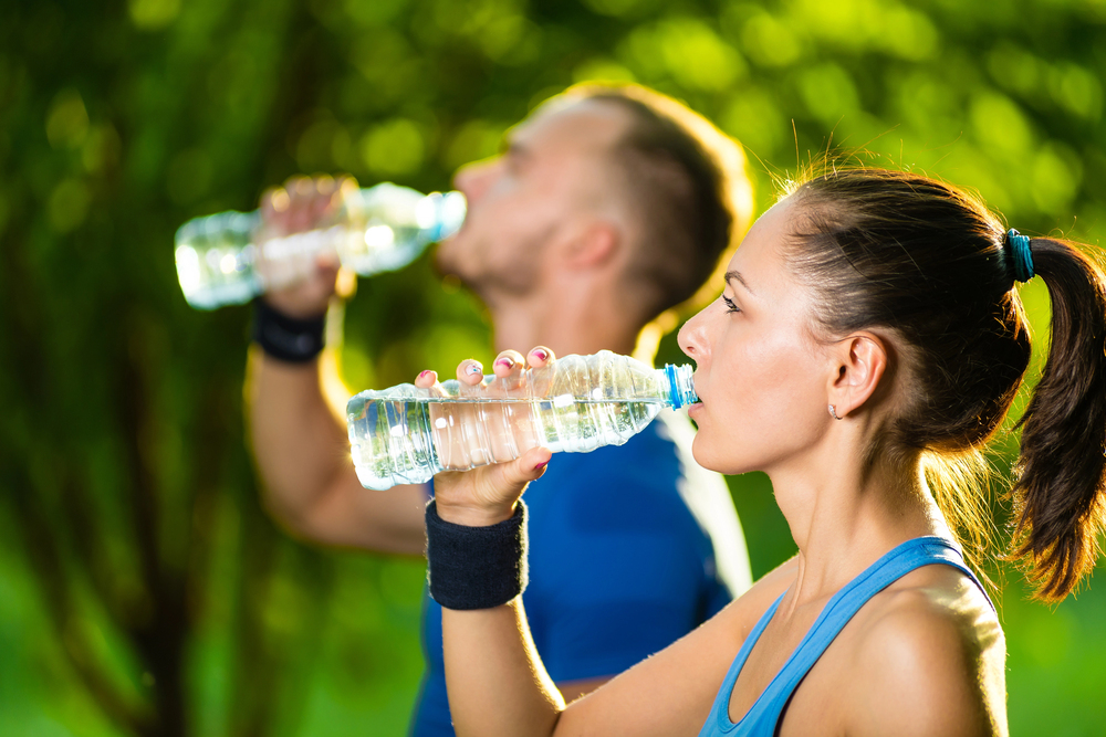 Substituir bebidas calóricas como refrigerantes e álcool por água pode ser uma estratégia eficaz para reduzir a ingestão de calorias – @markin/Depositphotos