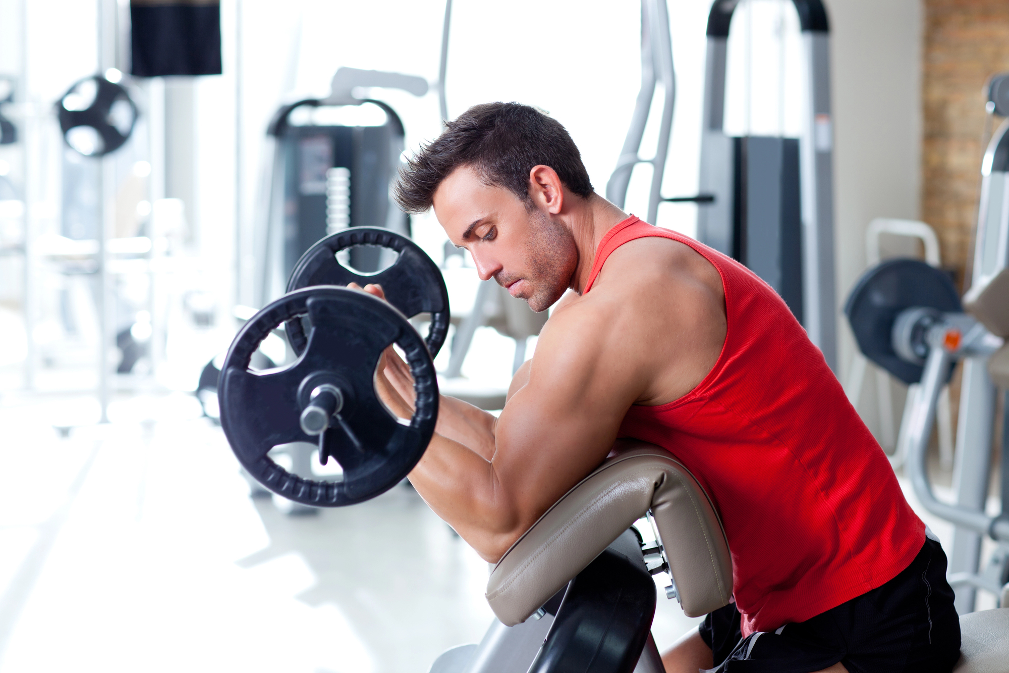 A prática regular de musculação ajuda a equilibrar o ciclo do sono e promove bem-estar.