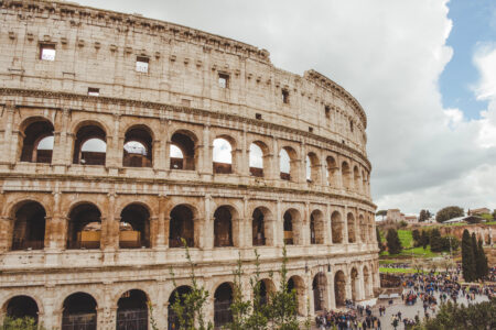 Construído no século I, cerca de 70 d.C., e localizado em Roma, capital italiana, o Coliseu também é conhecido como Anfiteatro Flaviano.