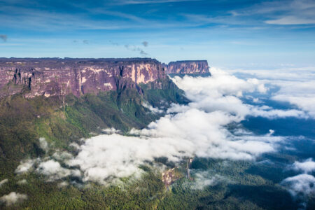 Na lista de destinos que oferecem experiências radicais, não pode faltar o Monte Roraima.