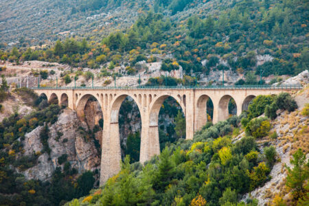 Um dos maiores clássicos do cinema mundial, o longa 007 foi gravado em diversos lugares, entre eles o Viaduto Varda.