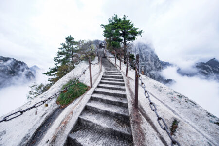 Localizado perto da cidade de Huayin, na China, o Monte Hua Shan é considerada a trilha mais perigosa do mundo.