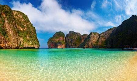 A praia de Maya Bay, localizada nas ilhas Phi Phi, Tailândia, é uma das praias mais exuberantes do mundo.