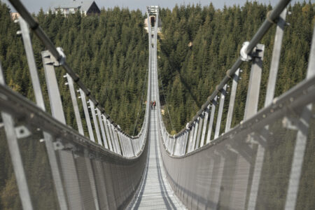 Localizada na cordilheira de Kralicky Sneznik, na República Tcheca, a Sky Bridge 721 é a maior ponte suspensa para pedestres no mundo.